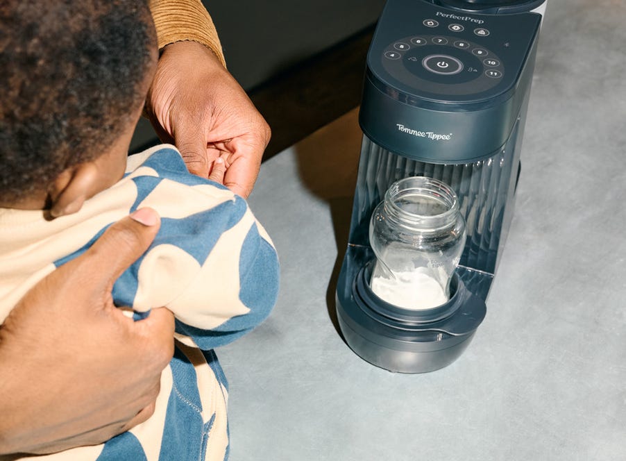 a mum using a tommee tippee prep machine