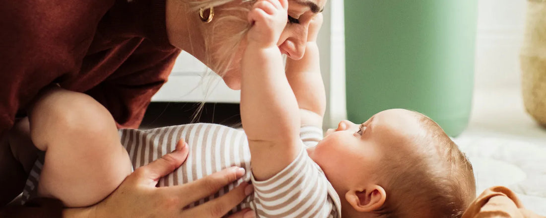Une maman qui joue avec son bébé
