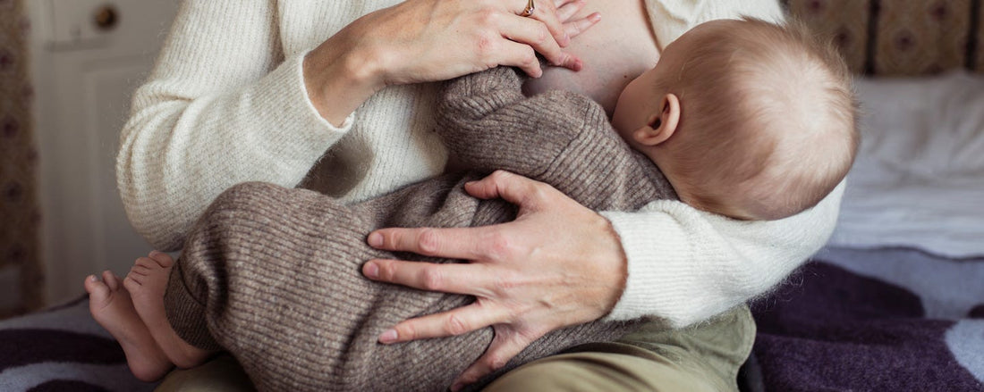 Une maman qui allaite son bébé