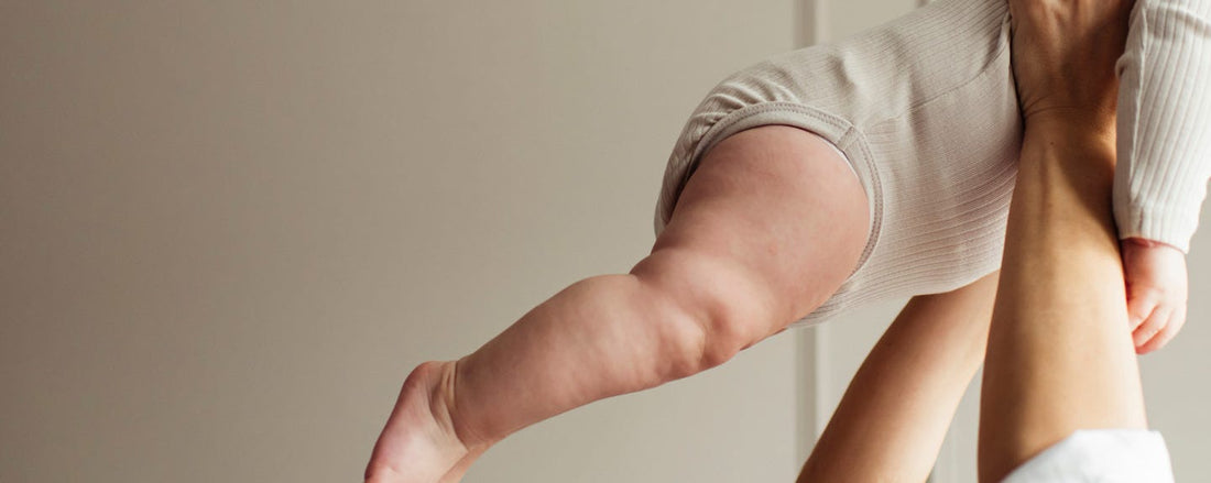 Une maman qui tient son bébé en l'air