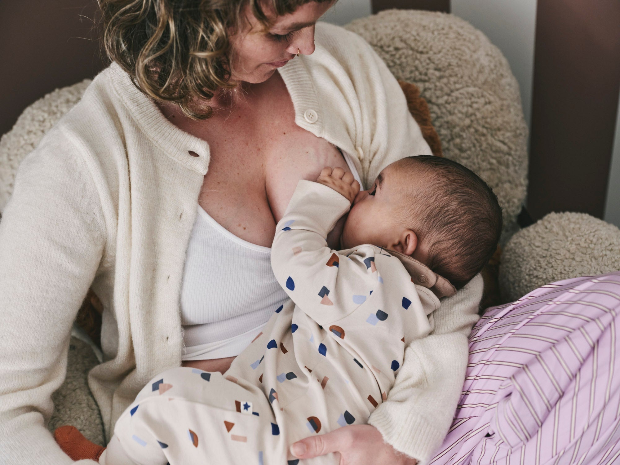 mum breastfeeding