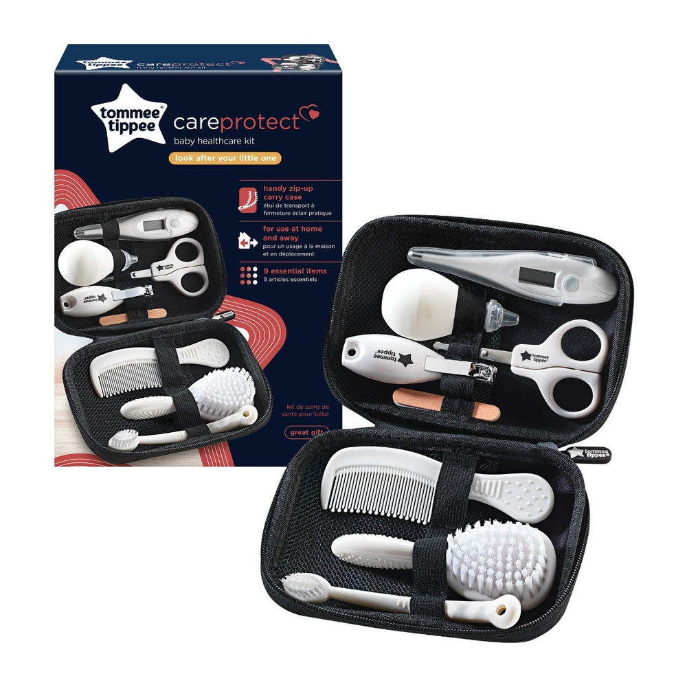 Kit de soin comprenant des accessoires pour les cheveux et les ongles dans une mallette de voyage noire à côté d'un paquet.