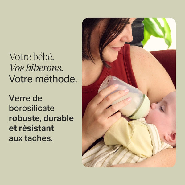 Une femme nourrit son bébé à l'aide d'un biberon en verre Tommee Tippee Natural Start avec le texte suivant : « Votre bébé. Vos repas. À votre façon. Conception en verre durable qui résiste longtemps et ne se tache pas. »
