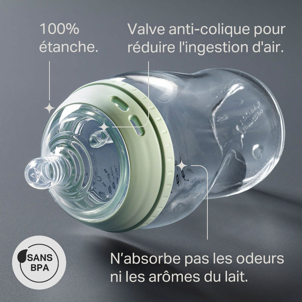Biberon en verre Tommee Tippee Natural Start posé sur le côté sur un fond gris avec des indications précisant que le biberon est « 100 % étanche » « n'absorbe pas les odeurs ni les saveurs du lait » et qu'il est équipé d'une « valve anti-colique pour ré