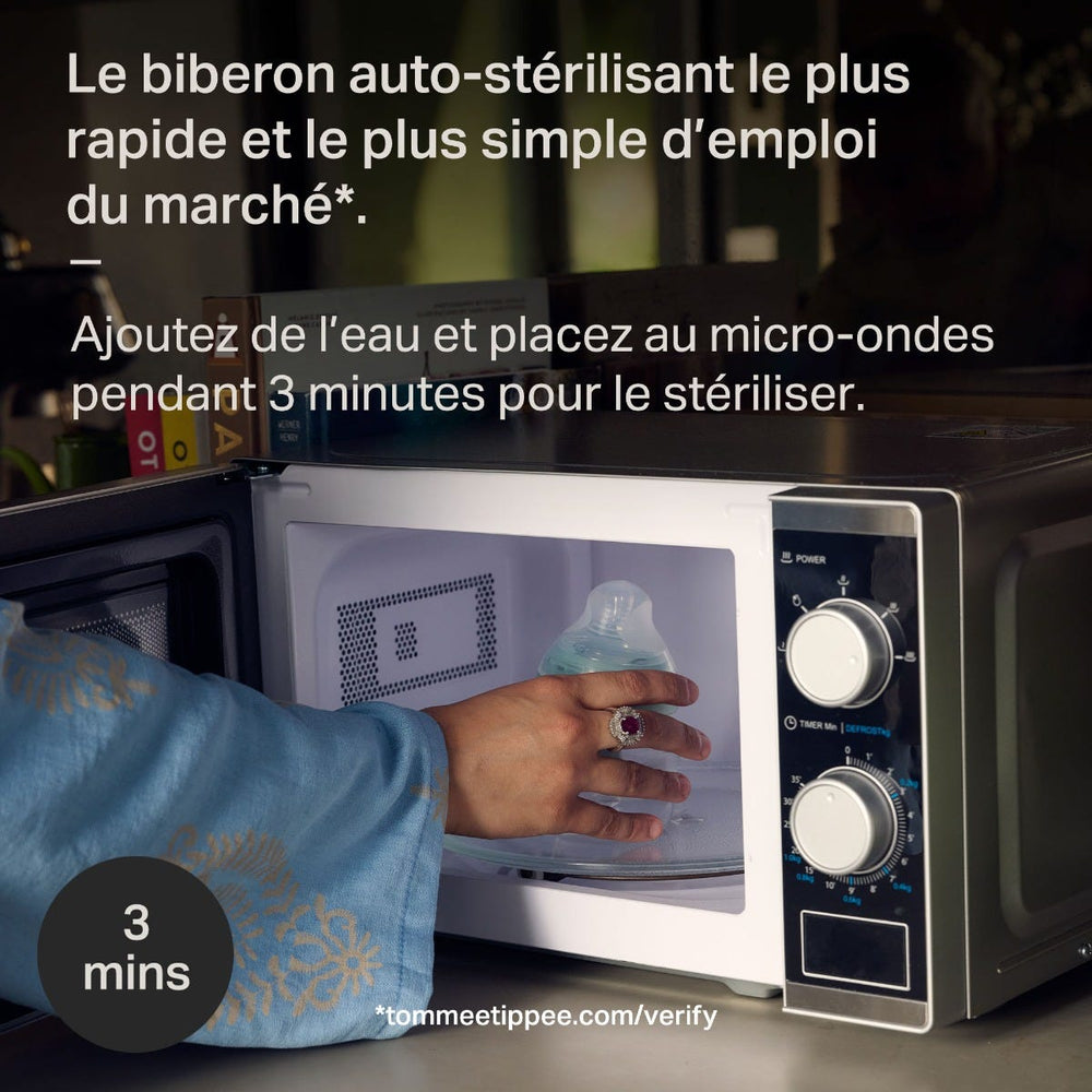 Un parent place un biberon Tommee Tippee dans un micro-ondes avec le texte suivant : « Le biberon auto-stérilisant le plus simple et le plus rapide du marché*. Ajoutez de l'eau et passez-le au micro-ondes pendant 3 minutes pour le stériliser. »