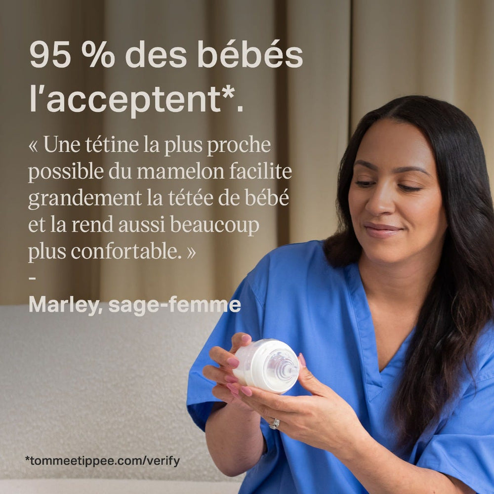 Image d'une sage-femme tenant un biberon Tommee Tippee Natural Start avec le texte « 95 % des bébés l'acceptent* » et une citation de la sage-femme affirmant que « disposer d'une tétine aussi proche que possible d'un mamelon facilite grandement l'alimenta
