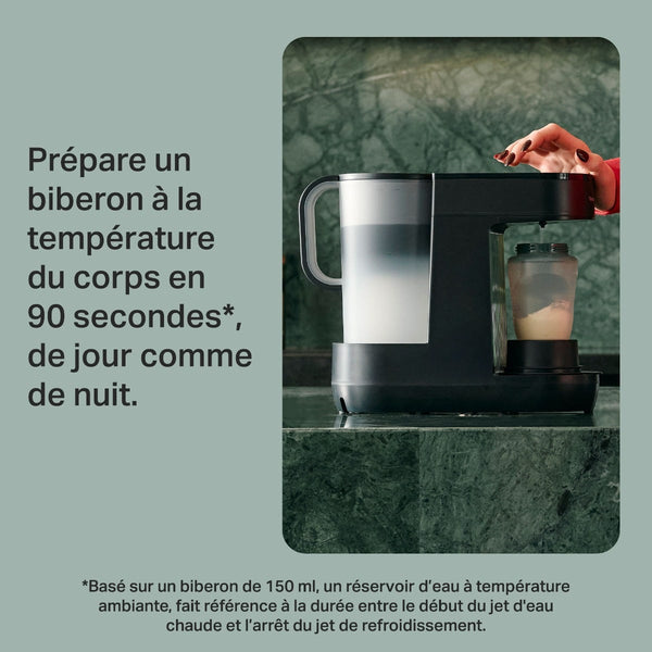 Gros plan sur une femme utilisant une machine Perfect Prep pour préparer un biberon avec un texte superposé contenant un message sur le produit