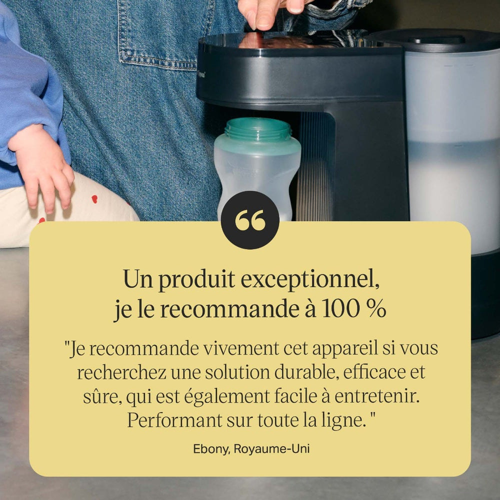 Femme tenant un bébé et utilisant une machine Perfect Prep pour préparer un biberon avec un texte superposé contenant un avis client