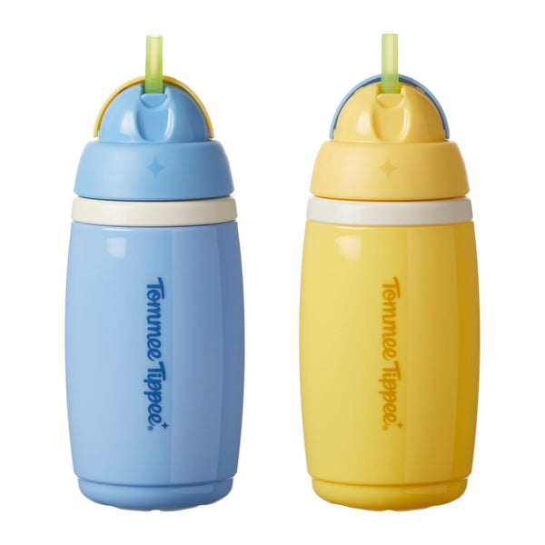 Gobelets à paille isolés bleus et jaunes sur fond blanc