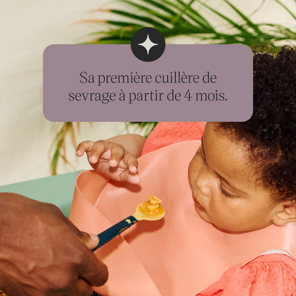 Parent nourrissant son bébé à l'aide de la cuillère de sevrage avec un texte sur l'adéquation à partir de 4+ mois.