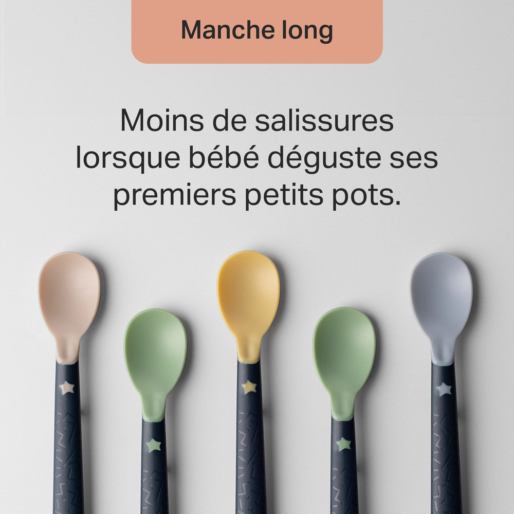 Gamme de couleurs de cuillères de sevrage avec texte sur les longs manches de cuillères.