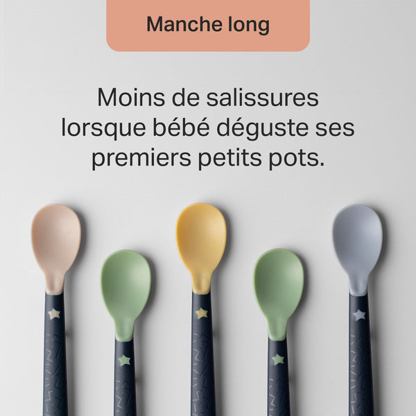 Gamme de couleurs de cuillères de sevrage avec texte sur les longs manches de cuillères.