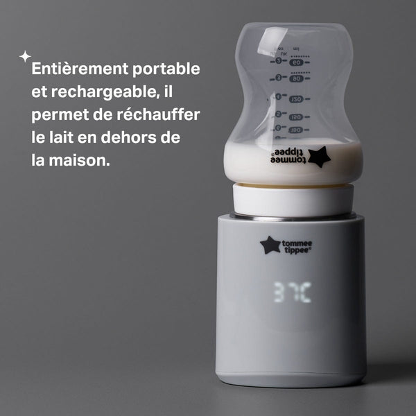 Biberon renversé placé sur le chauffe-biberon LetsGo sur fond gris avec le slogan USP du produit