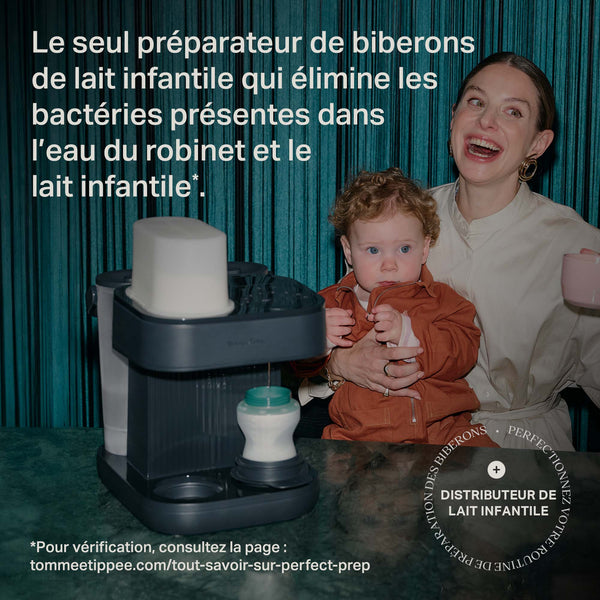 Image d'une femme assise avec un enfant en bas âge