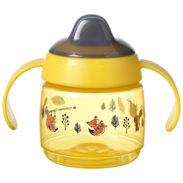 Tasse d'apprentissage jaune sur fond blanc