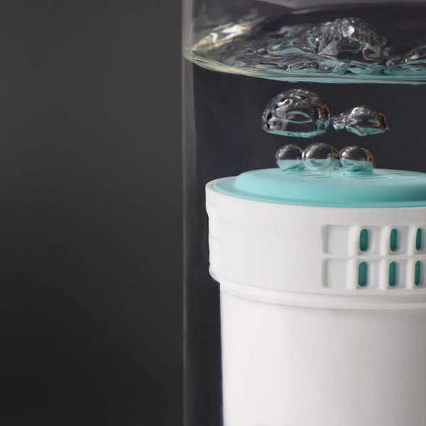 Image en gros plan d'un filtre Perfect Prep immergé dans l'eau avec des bulles s'échappant du filtre
