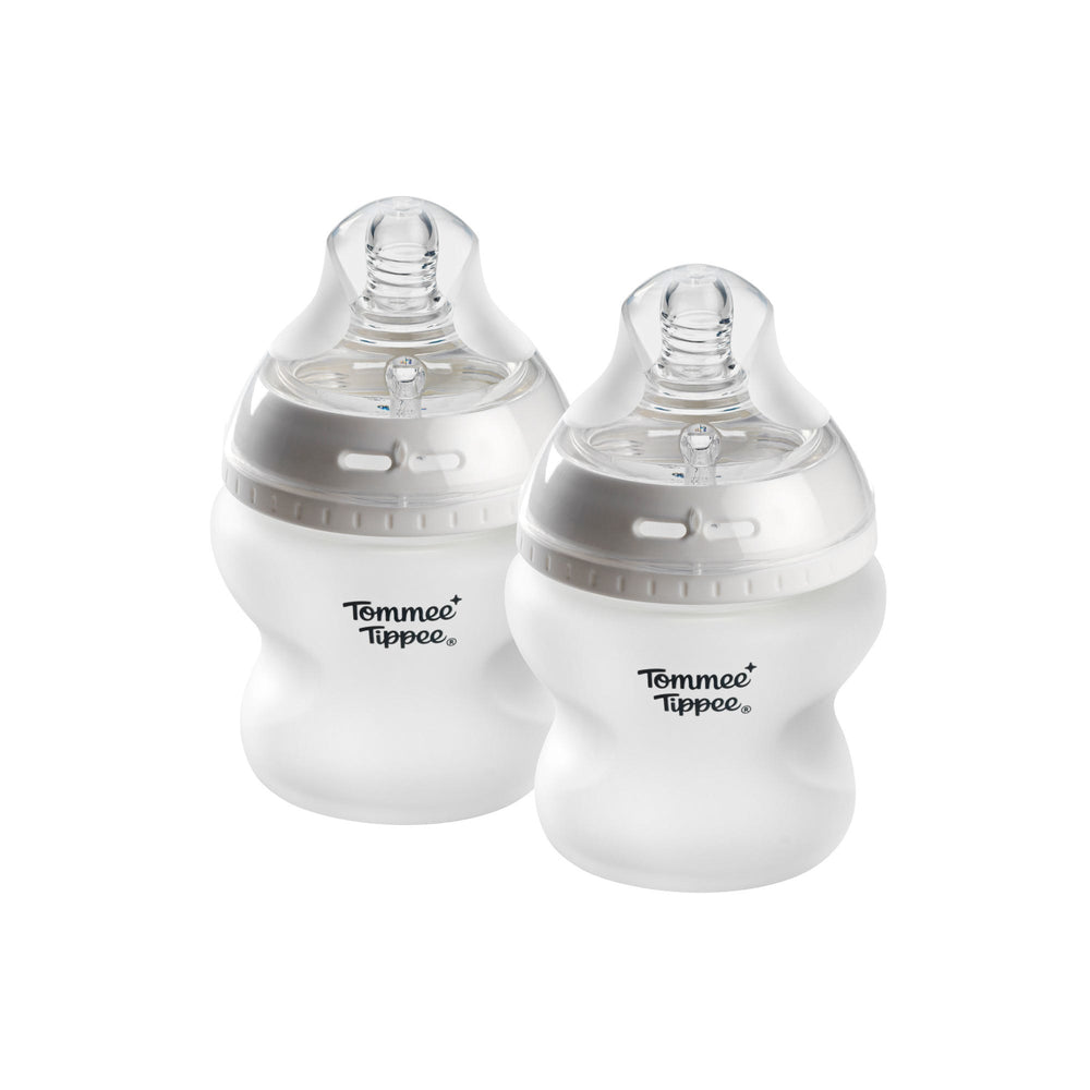 Deux biberons en verre enveloppés de silicone Tommee Tippee Natural Start sur fond blanc