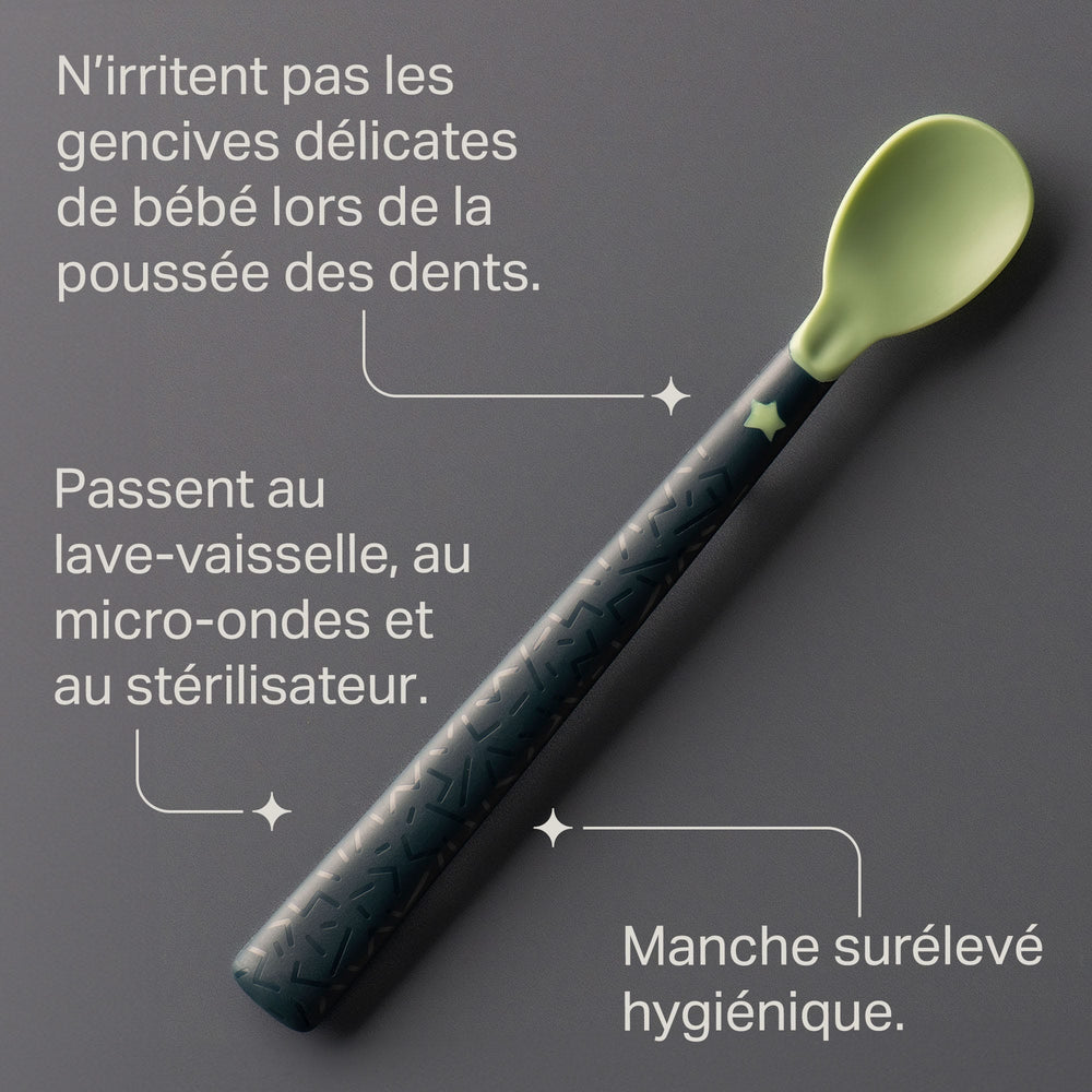 Cuillère de sevrage pour bébé sur un fond anthracite avec des pointeurs de caractéristiques clés.
