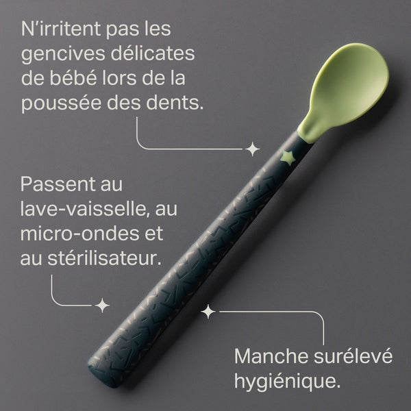 Cuillère de sevrage pour bébé sur un fond anthracite avec des pointeurs de caractéristiques clés.