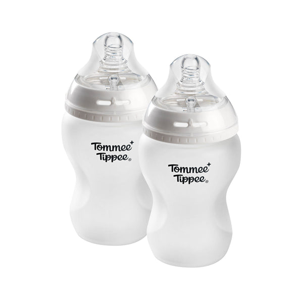 Deux biberons en verre enveloppés de silicone Tommee Tippee Natural Start sur fond blanc