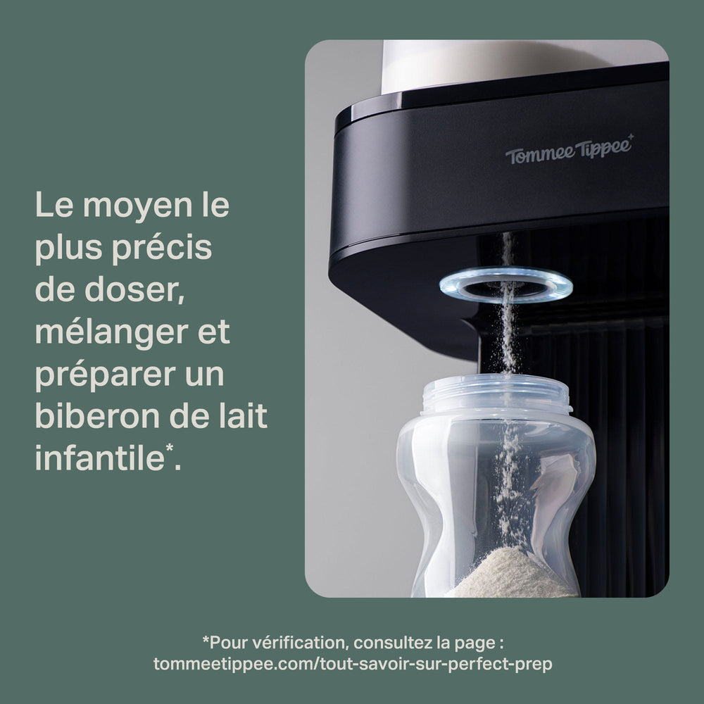 Gros plan sur Perfect Prep Pro versant la préparation dans un biberon
