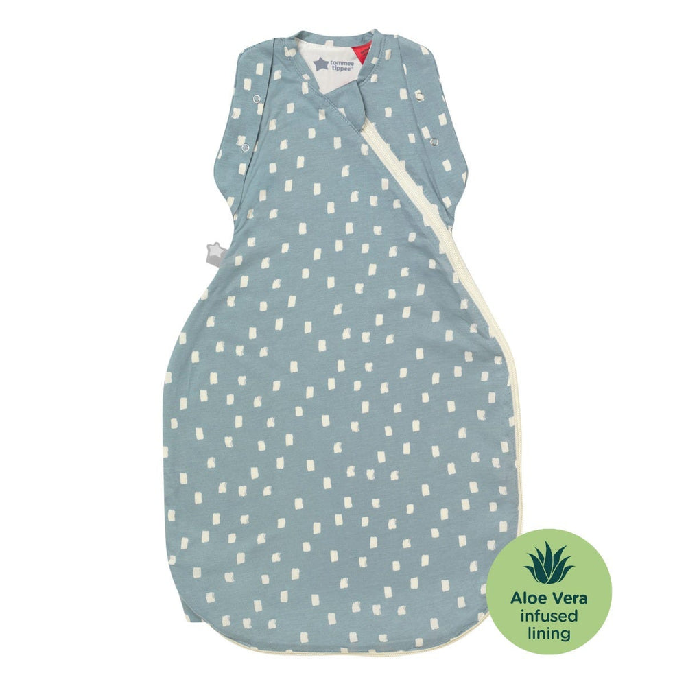 Gigoteuse d'Emmaillotage Navy Spec Grofriends avec un fond blanc uni.