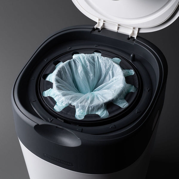 Gros plan d'une cassette dans une corbeille twist and click sur un fond gris foncé