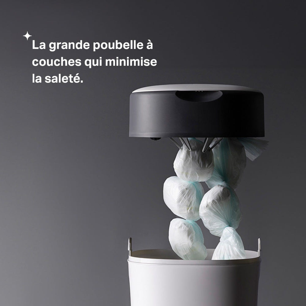 Le couvercle de la poubelle à couches Twist & Click XL est soulevé pour montrer les couches emballées avec l'USP du produit