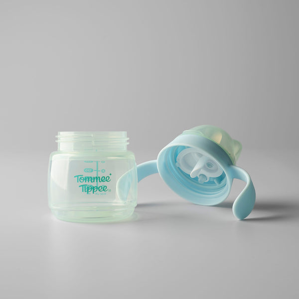 Base et couvercle du gobelet à bec de transition disposés de manière à montrer chaque composant sur un fond gris