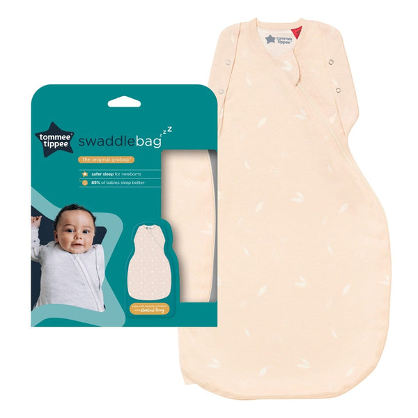Gigoteuse d'Emmaillotage Pink Petal Grofriends avec emballage sur un fond blanc uni