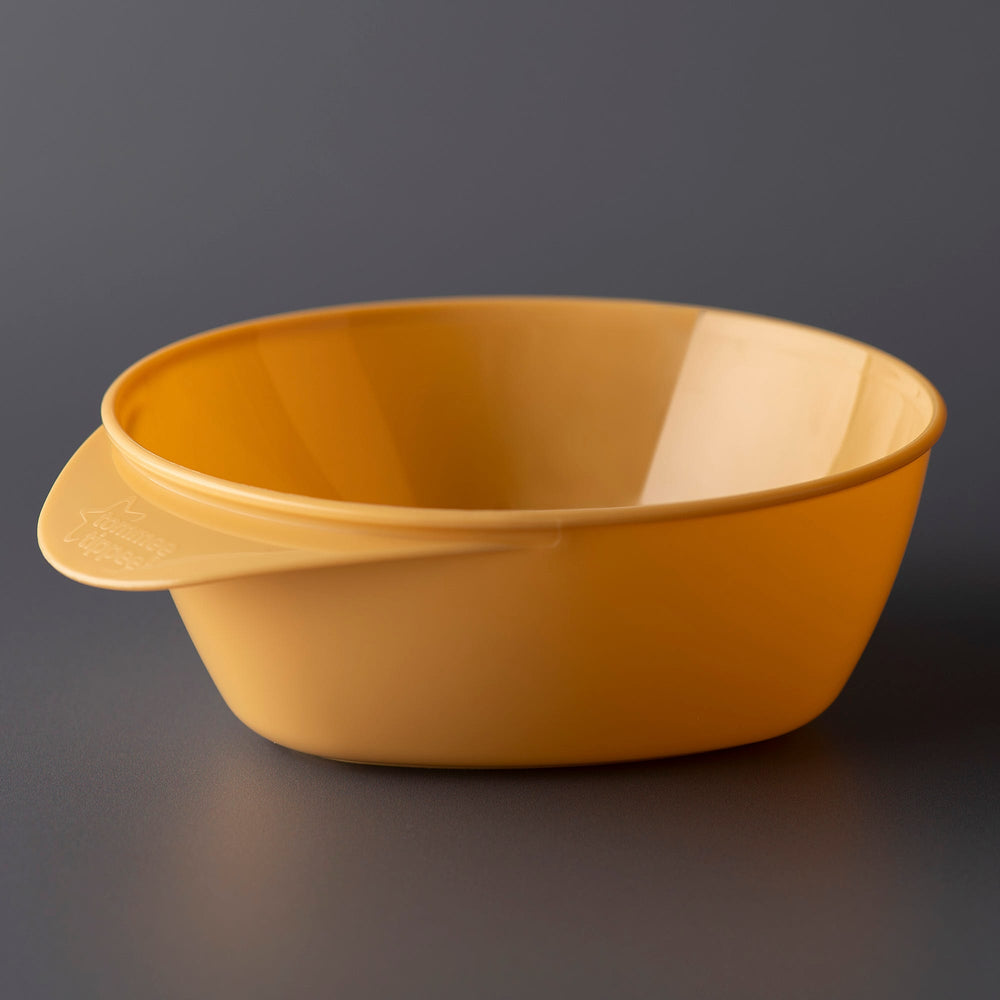 Bol orange sur fond gris