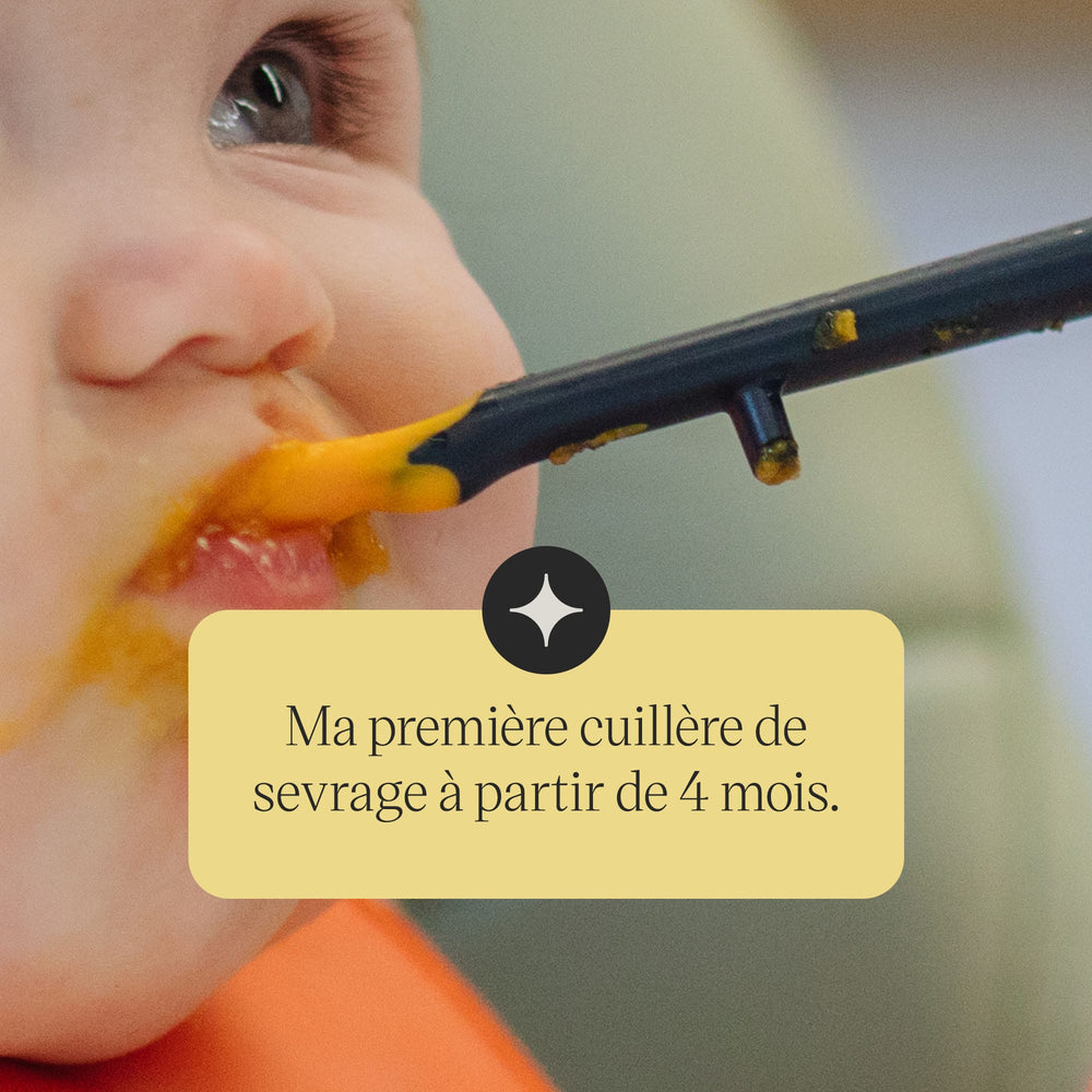 Bébé nourri avec une cuillère de sevrage portant la mention « convient à partir de 4 mois ».