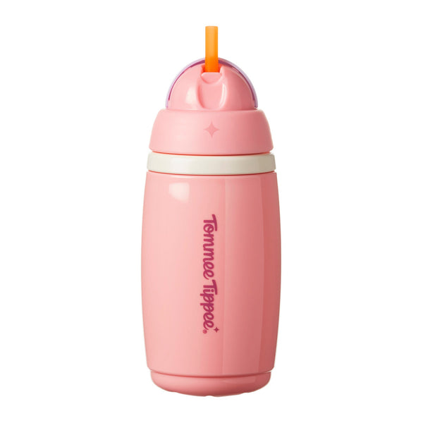 Tasse à paille active isolée rose sur fond blanc