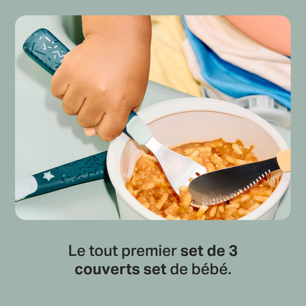 Bébé dans une chaise haute