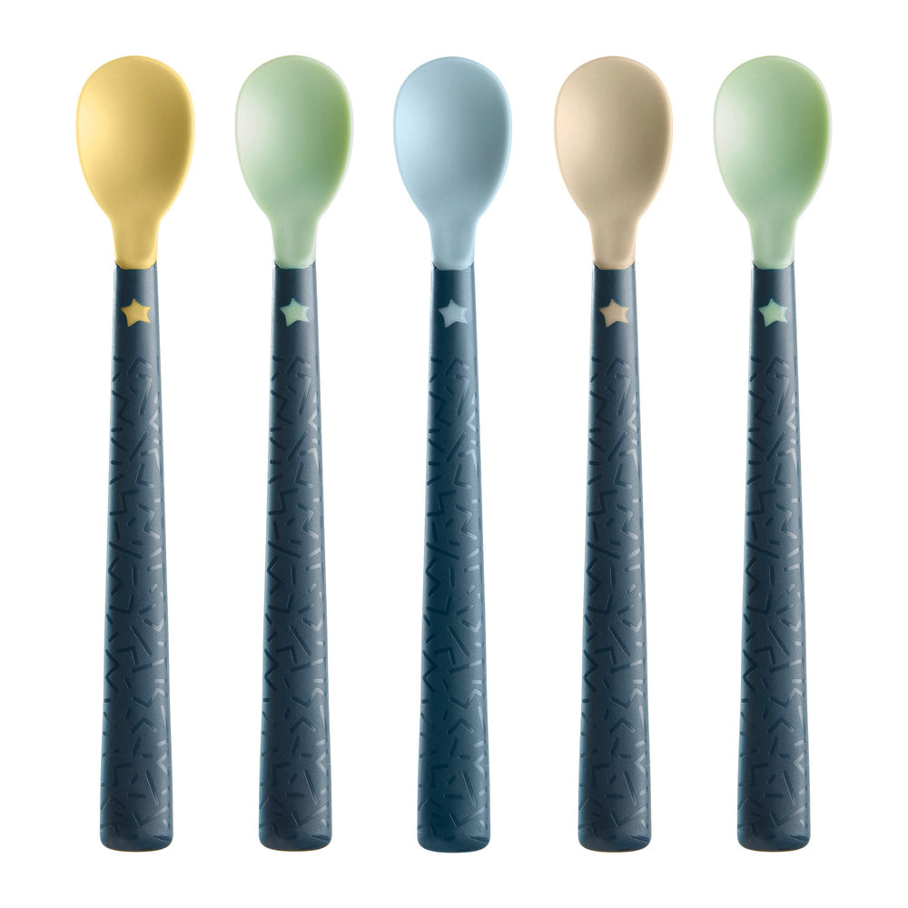 Cinq cuillères de sevrage pour bébé Softee™ sur fond blanc.