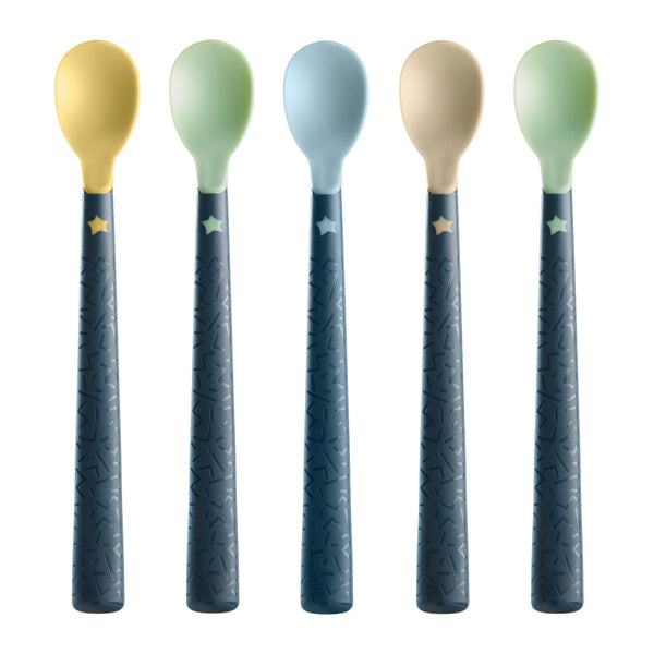 Cinq cuillères de sevrage pour bébé Softee™ sur fond blanc.