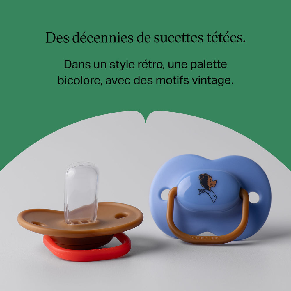 Une sucette bleue et brune pour tout le monde sur un fond gris avec un texte en surimpression sur le message du produit
