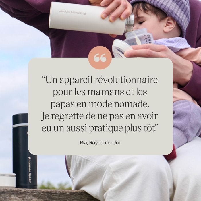 Image d&apos;un parent préparant un repas à l&apos;aide des flacons PrepGo avec un enfant en bas âge assis sur ses genoux et texte en surimpression d&apos;un commentaire sur le produit