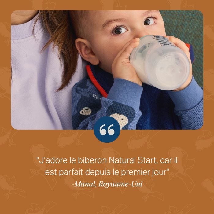 Bébé portant un bavoir et buvant dans un biberon Natural Start avec texte superposé de l&apos;avis du client