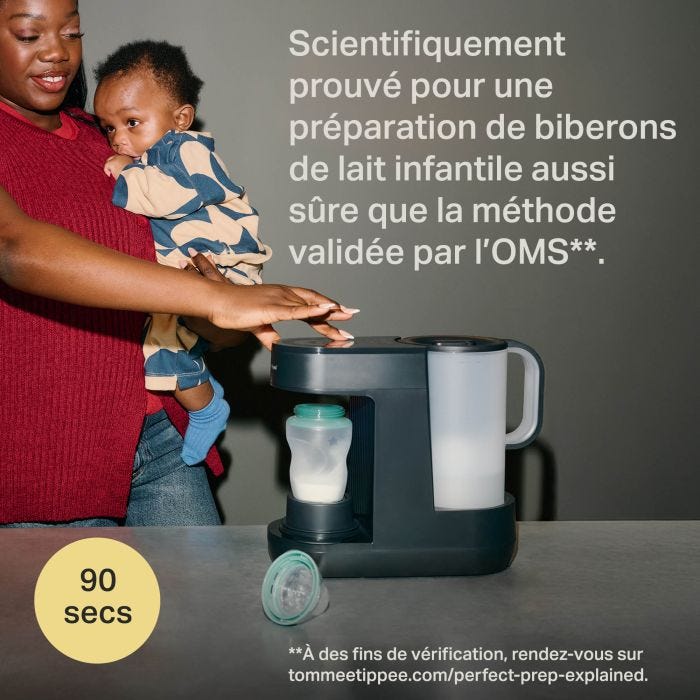 Femme tenant un enfant en bas âge et un biberon