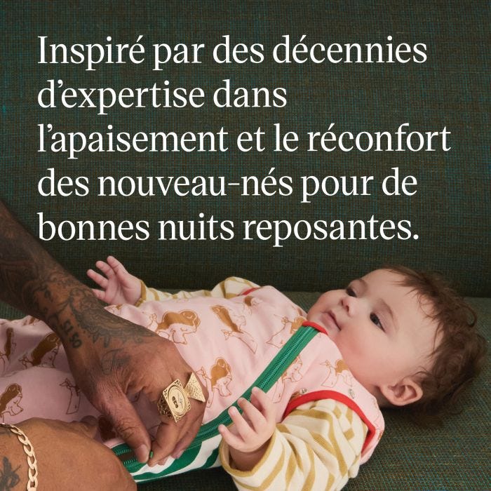 Le bébé porte un sac d&apos;emmaillotage et le parent ferme la fermeture à glissière du bas vers le haut.