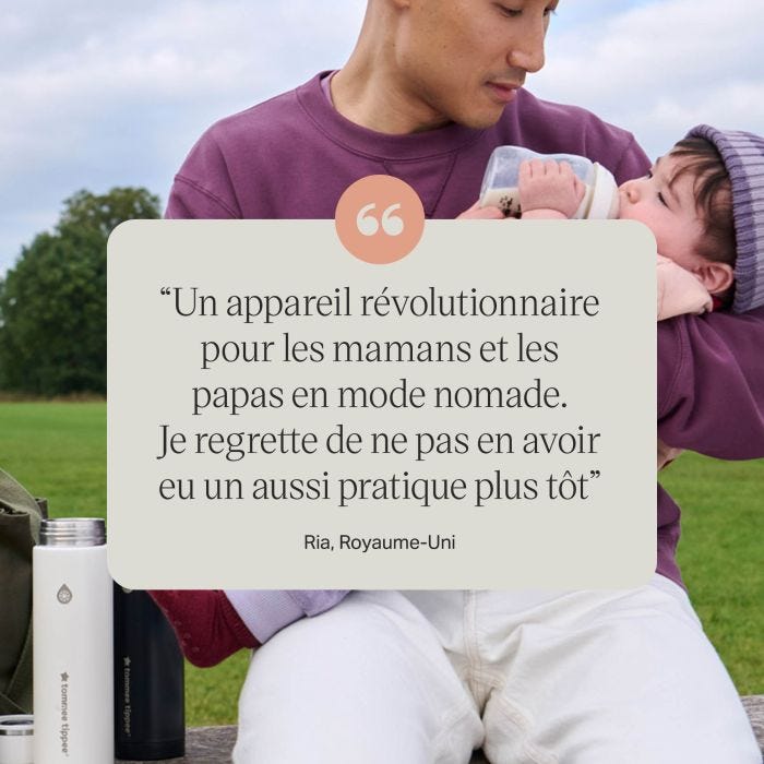 Image d&apos;un parent nourrissant un enfant en bas âge dans un parc avec