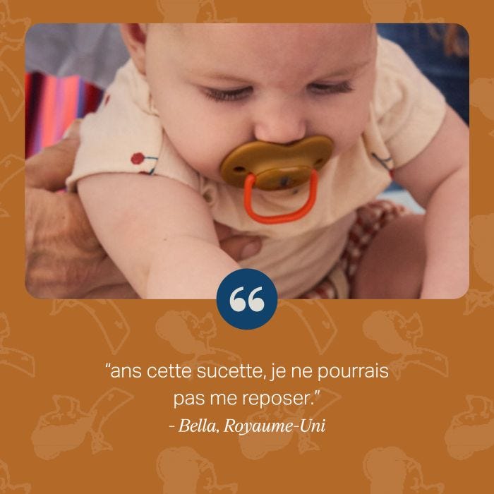 Bébé utilisant une sucette Anytime avec un commentaire client.