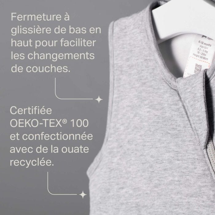 Gros plan sur une gigoteuse grise avec fermeture à glissière de haut en bas pour faciliter le changement de couche, certifiée OEKO-TEX® 100, fabriquée à partir de matériaux recyclés.