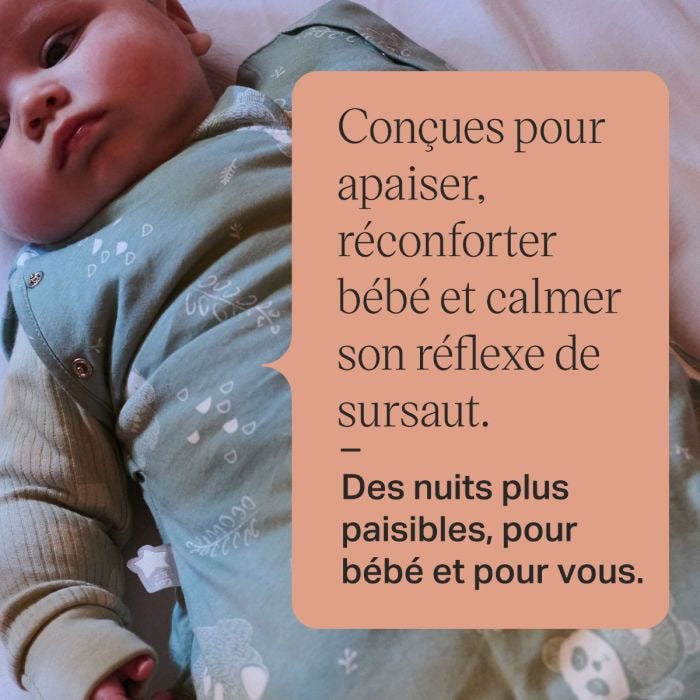 Bébé portant un sac d&apos;emmaillotage avec un texte sur la sécurité de la conception. 