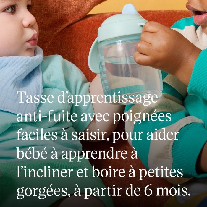 Bambin tenant un gobelet à bec d&apos;entraîneur avec le slogan USP du produit en dessous
