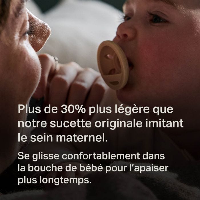 Bébé avec sucette en forme de sein et texte sur le fait qu&apos;il est 30% plus léger que notre Original.