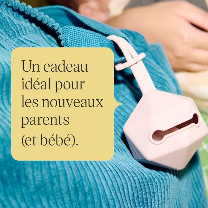 Gros plan de l&apos;étui de transport attaché à une sangle de sac avec un texte sur le cadeau idéal.