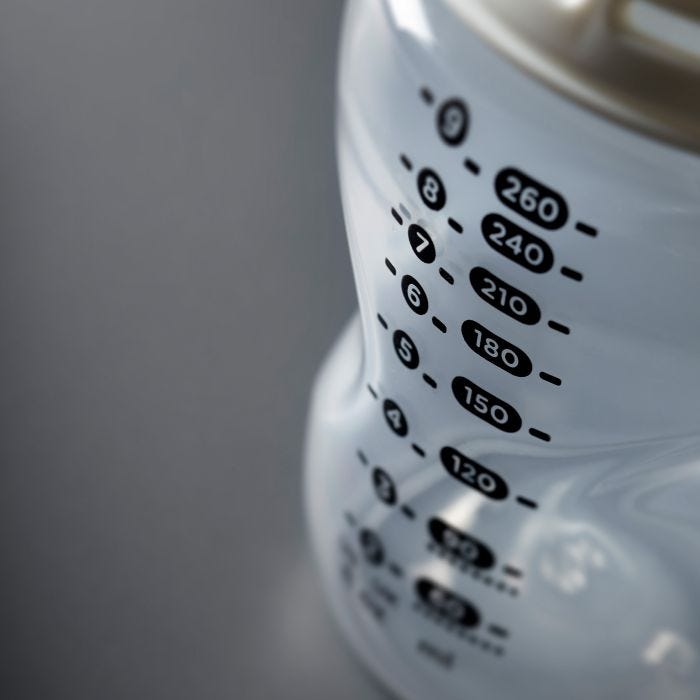 Gros plan des marqueurs de mesure sur la bouteille Natural Start