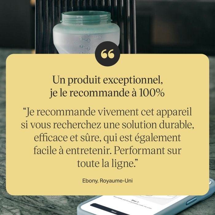 Image en gros plan d&apos;une bouteille sur le support de la machine Perfect Prep sur le comptoir d&apos;une cuisine avec un texte en surimpression d&apos;un commentaire sur le produit